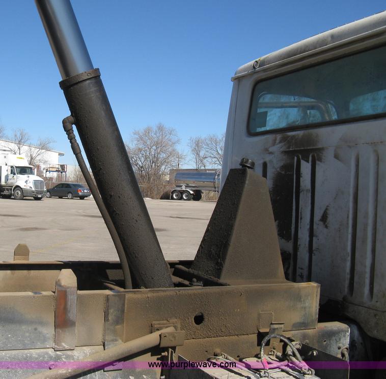 image for item I5699 1984 International S1900 dump truck