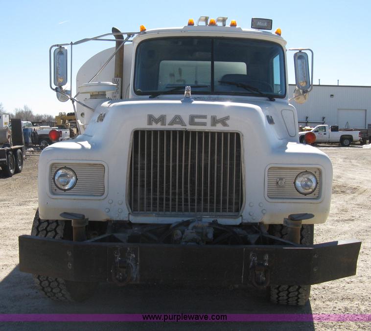 image for item I5704 1973 Mack PM685S tanker water truck
