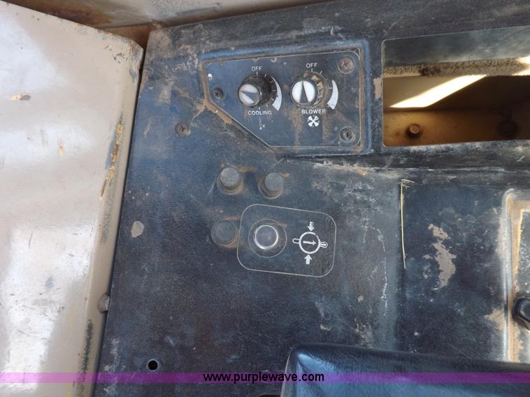 image for item I9128 1995 John Deere 850BLT dozer