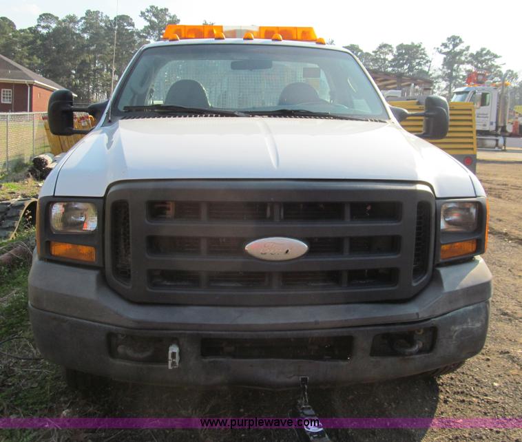 image for item G9524 2005 Ford F350 Super Duty XL utility truck