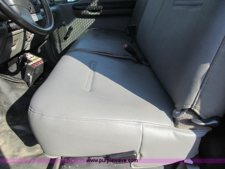 image for item G9524 2005 Ford F350 Super Duty XL utility truck