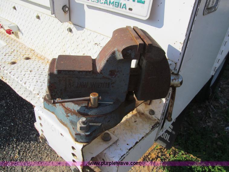 image for item G9524 2005 Ford F350 Super Duty XL utility truck