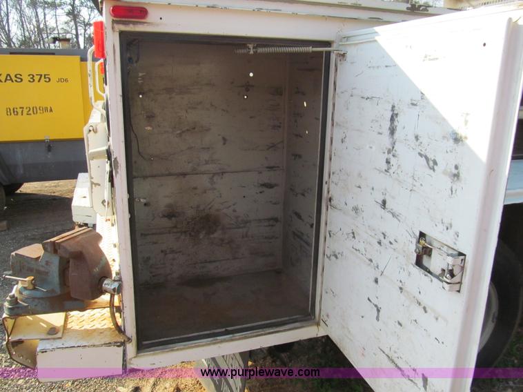 image for item G9524 2005 Ford F350 Super Duty XL utility truck