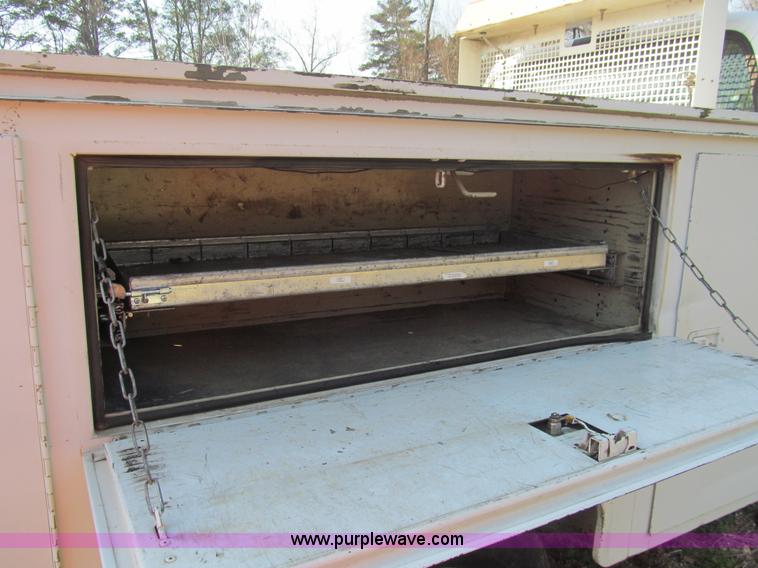 image for item G9524 2005 Ford F350 Super Duty XL utility truck