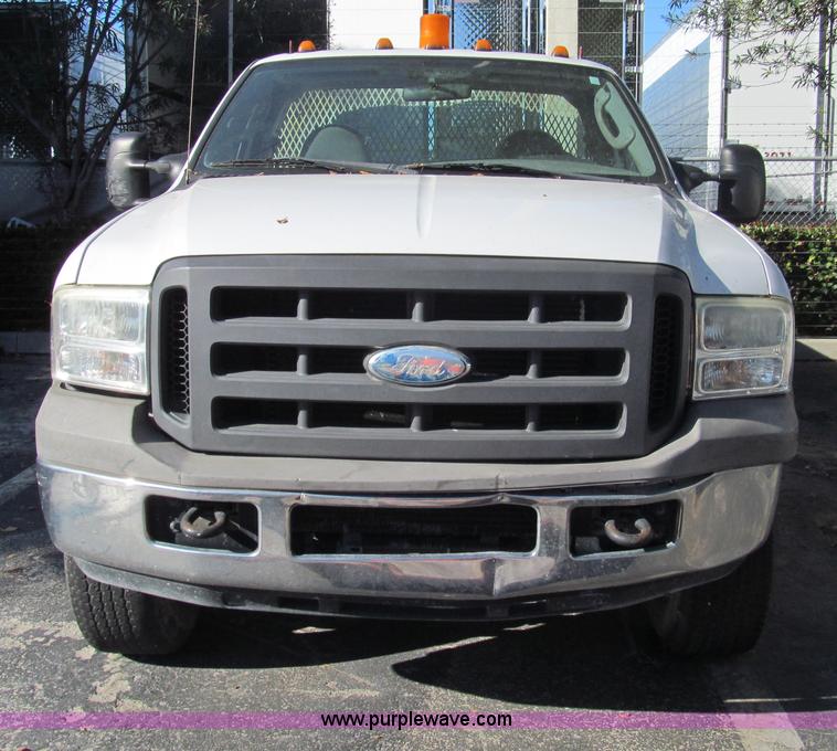 image for item G9527 2005 Ford F350 Super Duty XL pickup truck