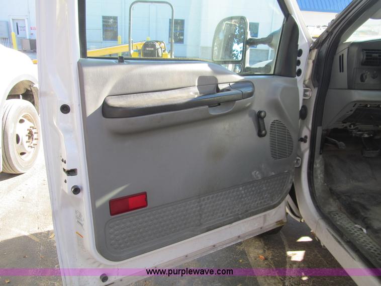 image for item G9527 2005 Ford F350 Super Duty XL pickup truck