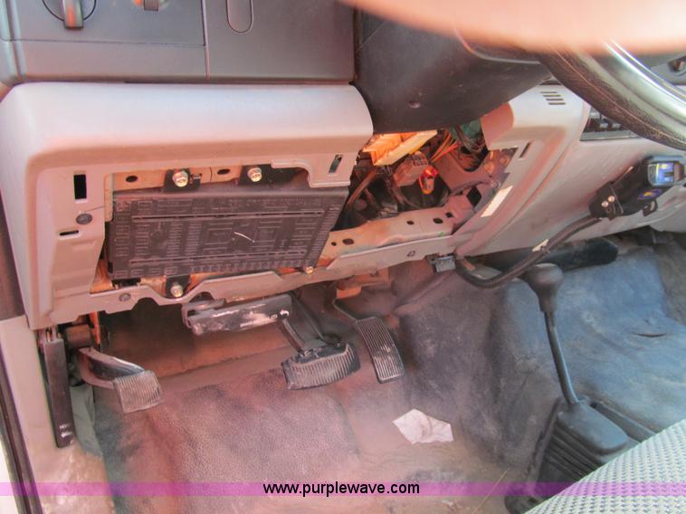 image for item G9527 2005 Ford F350 Super Duty XL pickup truck