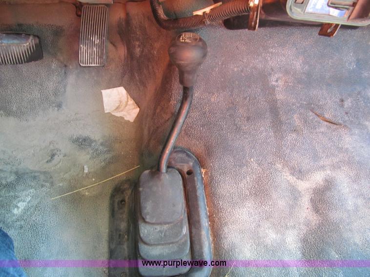 image for item G9527 2005 Ford F350 Super Duty XL pickup truck