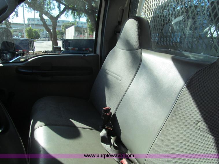 image for item G9527 2005 Ford F350 Super Duty XL pickup truck