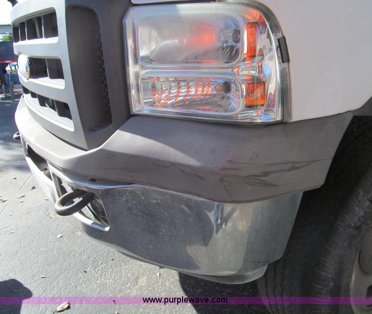 image for item G9527 2005 Ford F350 Super Duty XL pickup truck