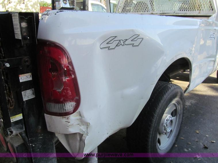 image for item G9527 2005 Ford F350 Super Duty XL pickup truck