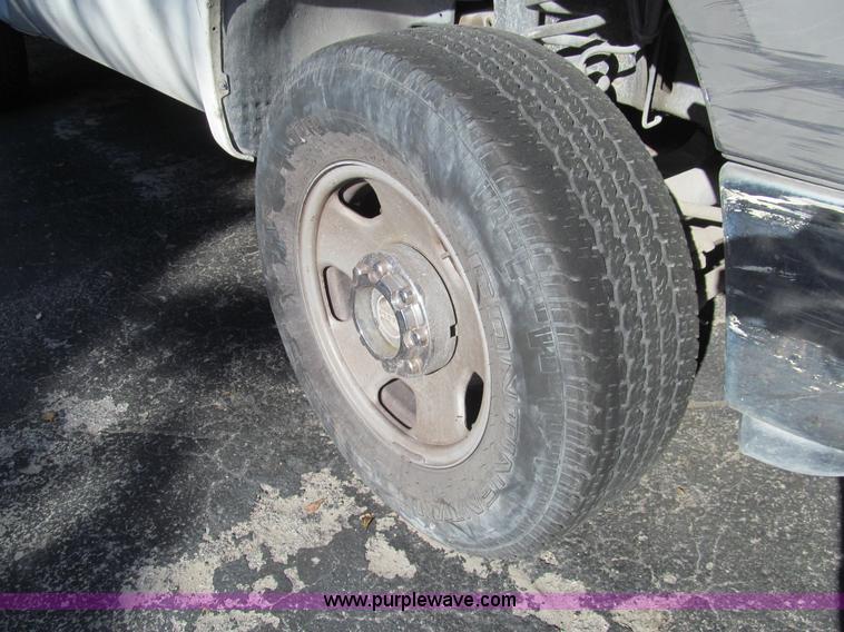 image for item G9527 2005 Ford F350 Super Duty XL pickup truck