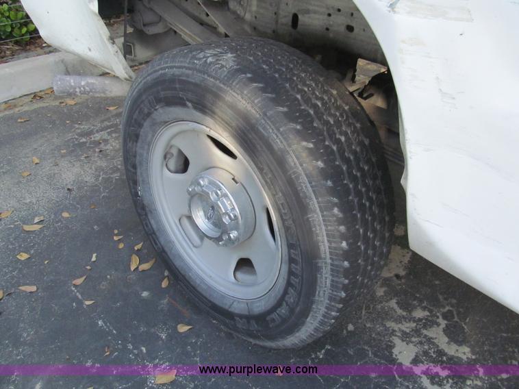 image for item G9527 2005 Ford F350 Super Duty XL pickup truck