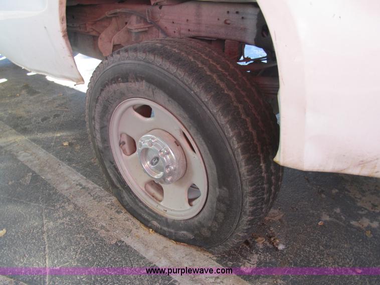 image for item G9527 2005 Ford F350 Super Duty XL pickup truck