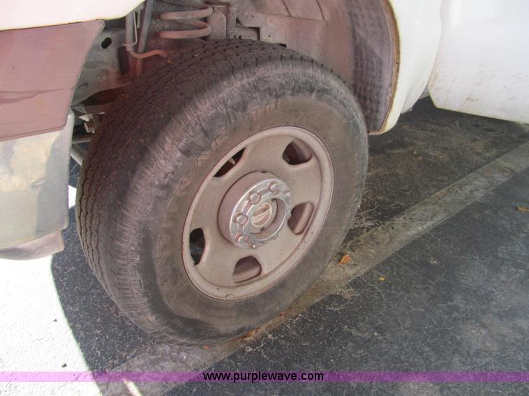 image for item G9527 2005 Ford F350 Super Duty XL pickup truck