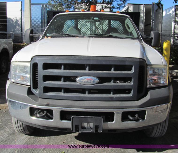 image for item G9528 2007 Ford F450 Super Duty flatbed truck