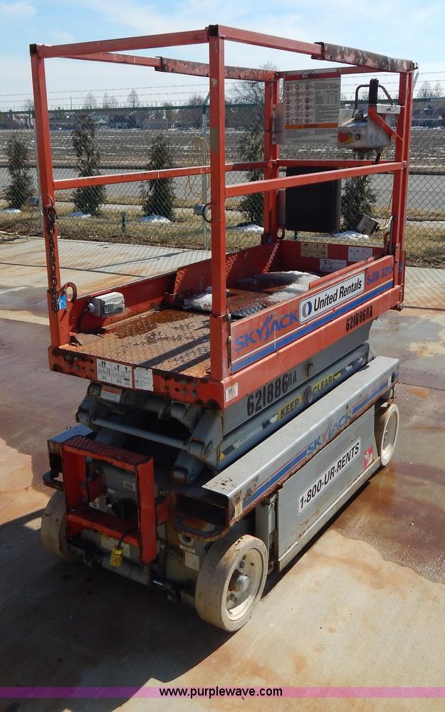 image for item I1143 2006 Skyjack SJIII3215 electric scissor lift