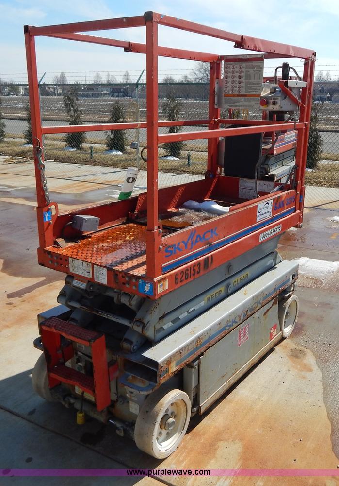 image for item I1144 2006 Skyjack SJIII3215 scissor lift