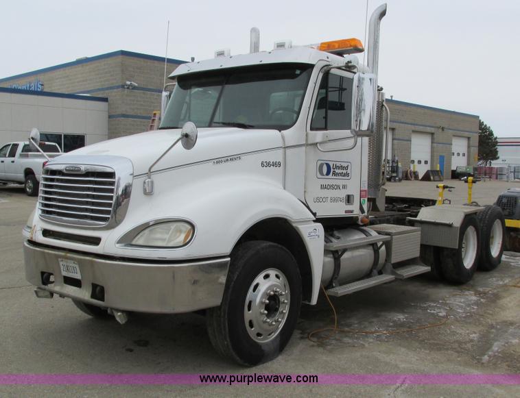 image for item I4192 2007 Freightliner Columbia 120 semi truck