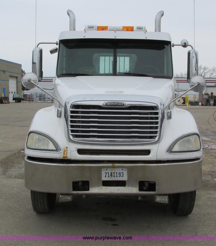 image for item I4192 2007 Freightliner Columbia 120 semi truck