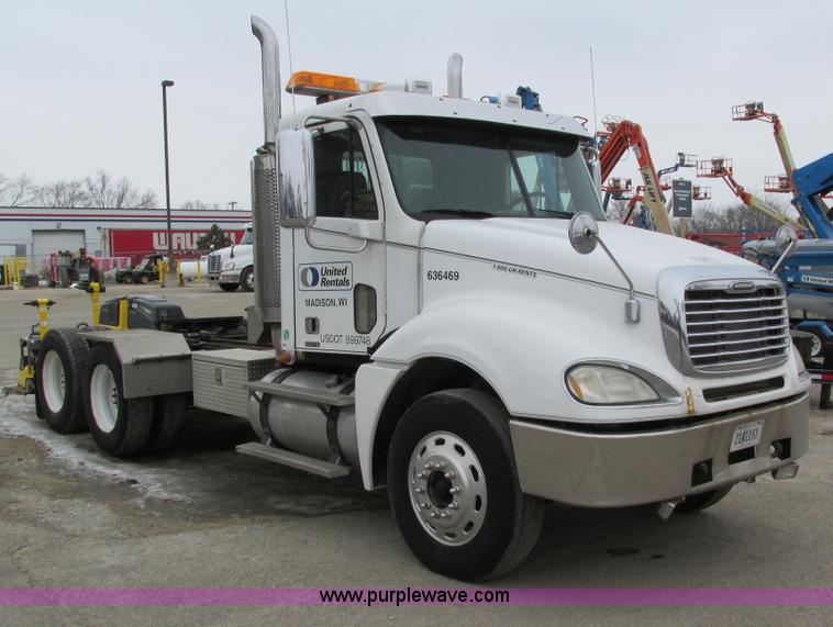image for item I4192 2007 Freightliner Columbia 120 semi truck