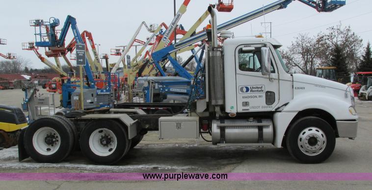 image for item I4192 2007 Freightliner Columbia 120 semi truck