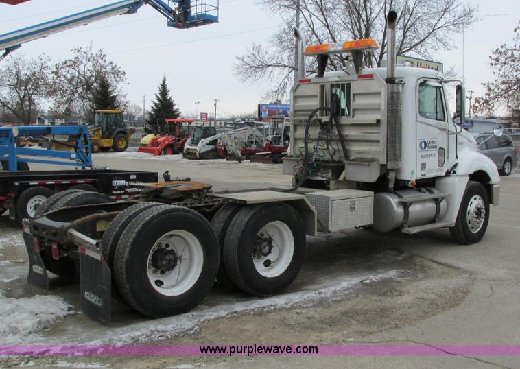 image for item I4192 2007 Freightliner Columbia 120 semi truck