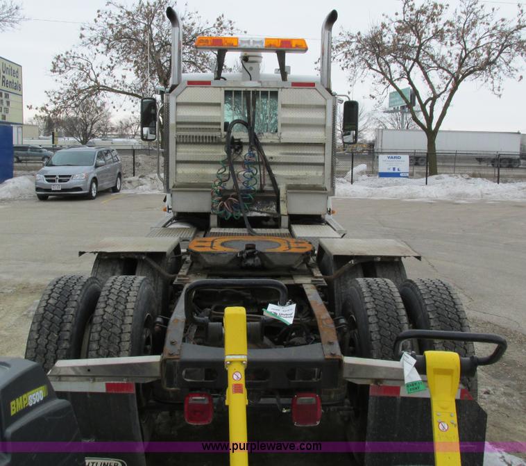 image for item I4192 2007 Freightliner Columbia 120 semi truck