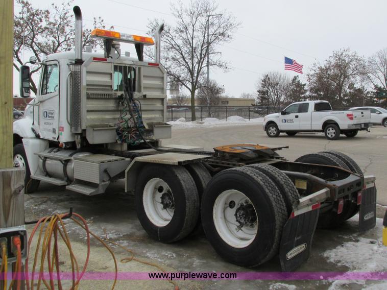 image for item I4192 2007 Freightliner Columbia 120 semi truck