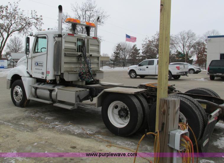 image for item I4192 2007 Freightliner Columbia 120 semi truck