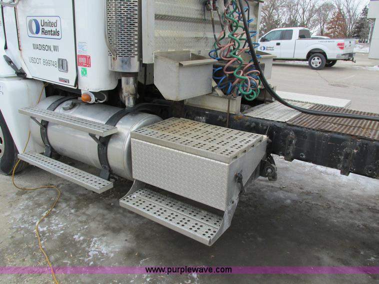 image for item I4192 2007 Freightliner Columbia 120 semi truck