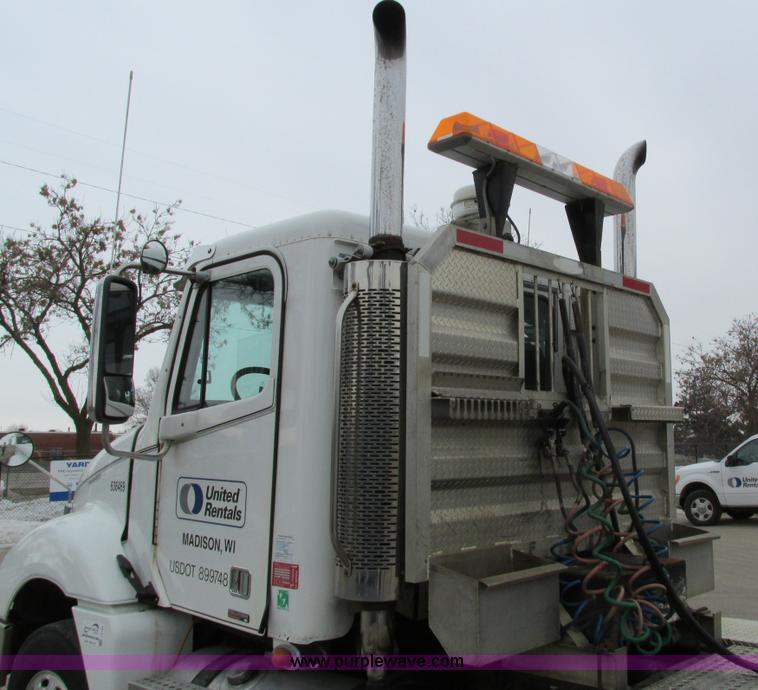 image for item I4192 2007 Freightliner Columbia 120 semi truck