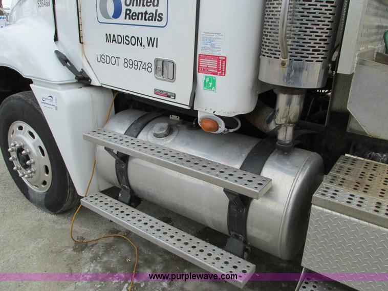 image for item I4192 2007 Freightliner Columbia 120 semi truck