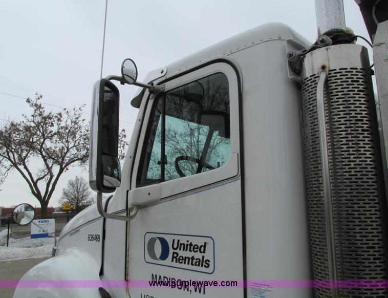 image for item I4192 2007 Freightliner Columbia 120 semi truck