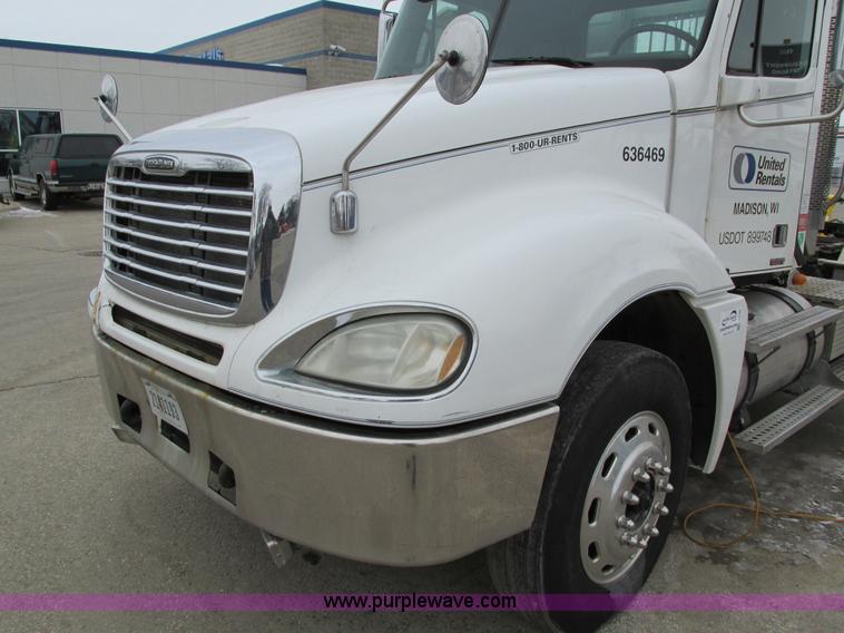 image for item I4192 2007 Freightliner Columbia 120 semi truck