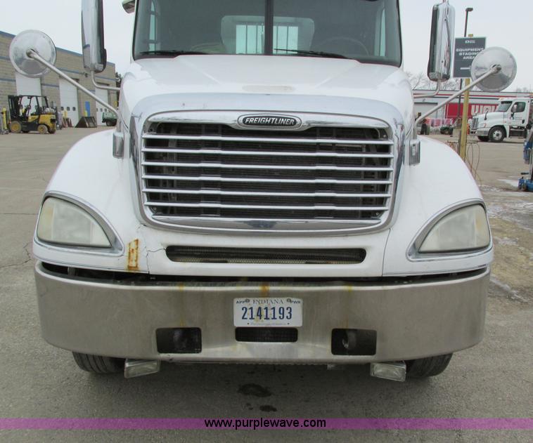 image for item I4192 2007 Freightliner Columbia 120 semi truck