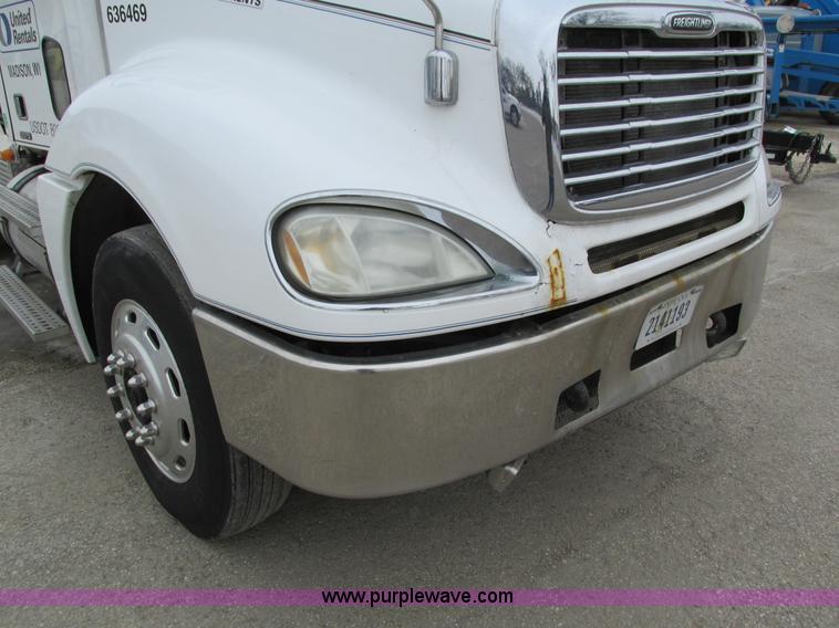 image for item I4192 2007 Freightliner Columbia 120 semi truck