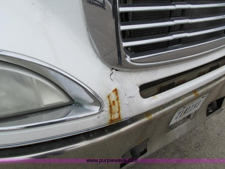 image for item I4192 2007 Freightliner Columbia 120 semi truck