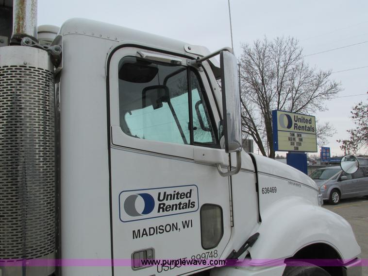 image for item I4192 2007 Freightliner Columbia 120 semi truck