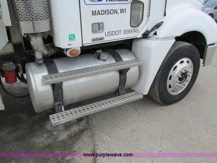 image for item I4192 2007 Freightliner Columbia 120 semi truck