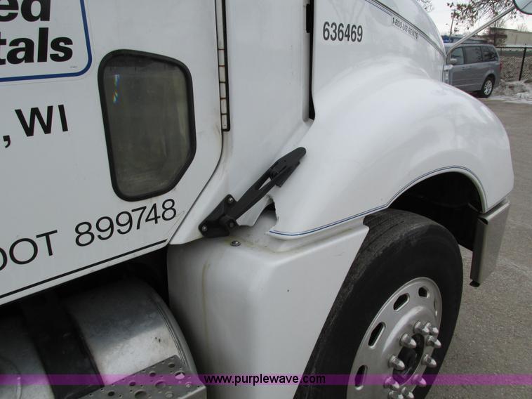 image for item I4192 2007 Freightliner Columbia 120 semi truck