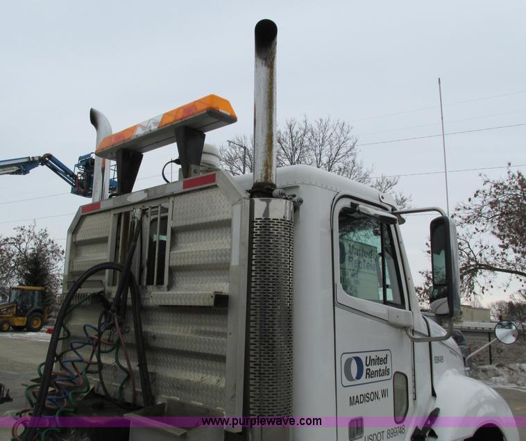 image for item I4192 2007 Freightliner Columbia 120 semi truck