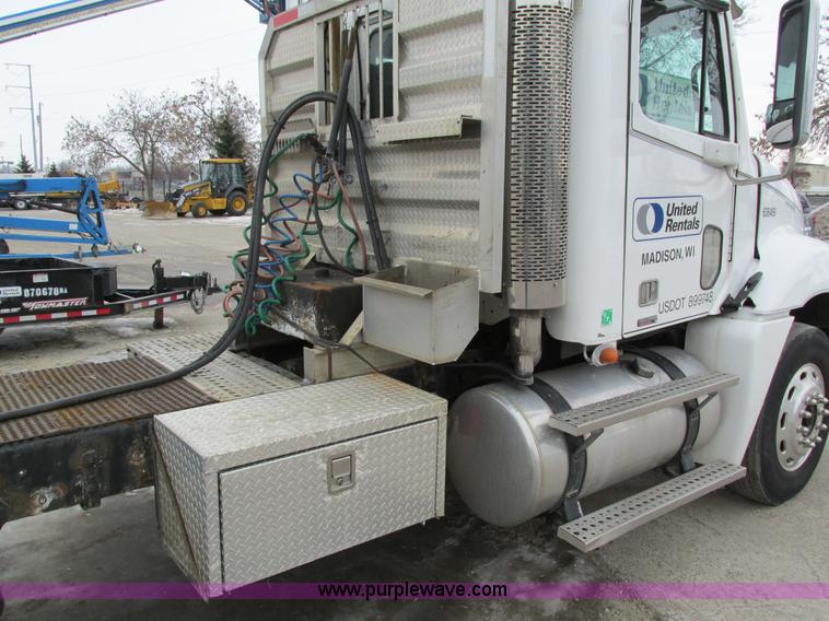 image for item I4192 2007 Freightliner Columbia 120 semi truck