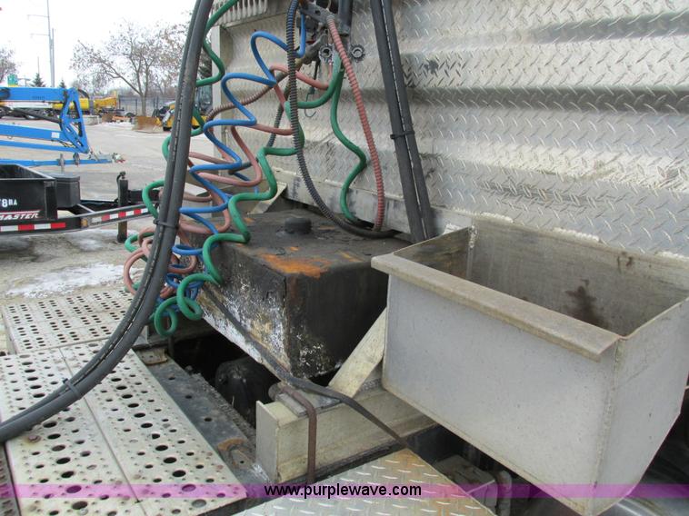 image for item I4192 2007 Freightliner Columbia 120 semi truck