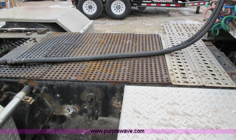 image for item I4192 2007 Freightliner Columbia 120 semi truck