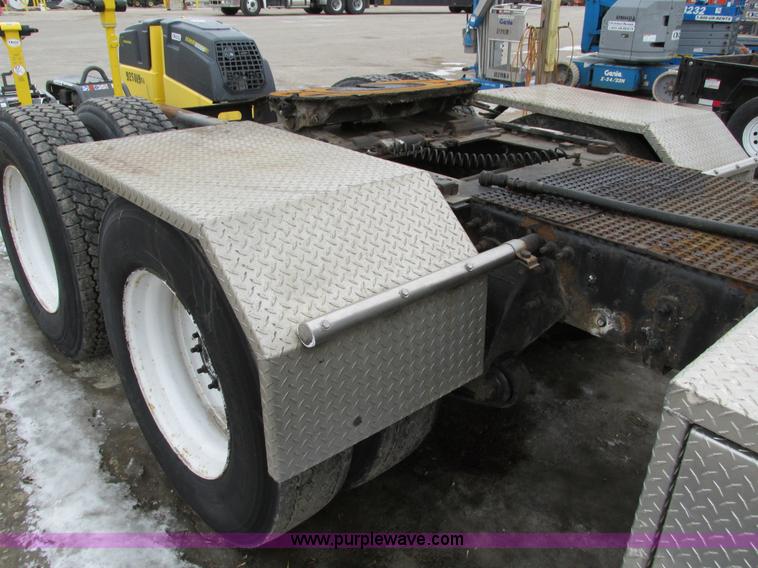 image for item I4192 2007 Freightliner Columbia 120 semi truck