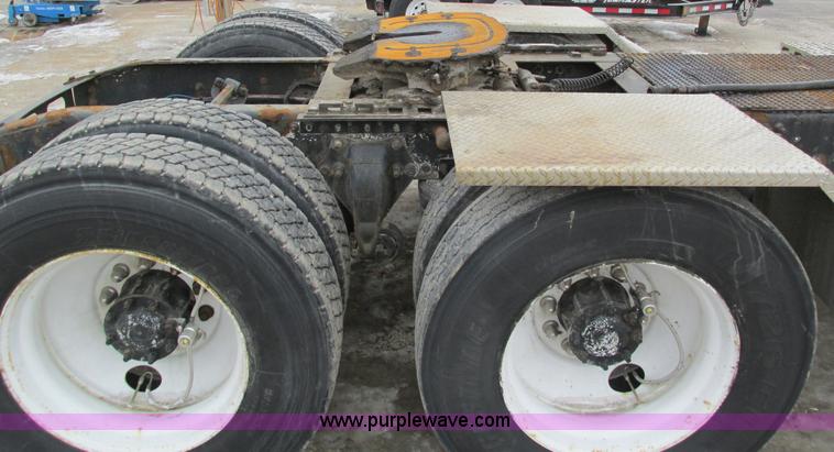 image for item I4192 2007 Freightliner Columbia 120 semi truck