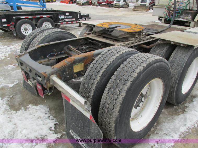 image for item I4192 2007 Freightliner Columbia 120 semi truck