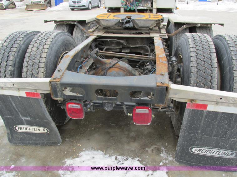 image for item I4192 2007 Freightliner Columbia 120 semi truck