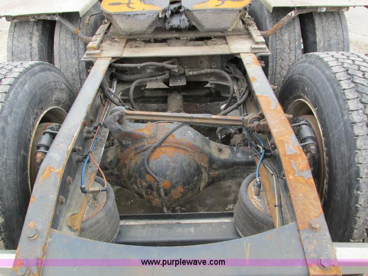 image for item I4192 2007 Freightliner Columbia 120 semi truck